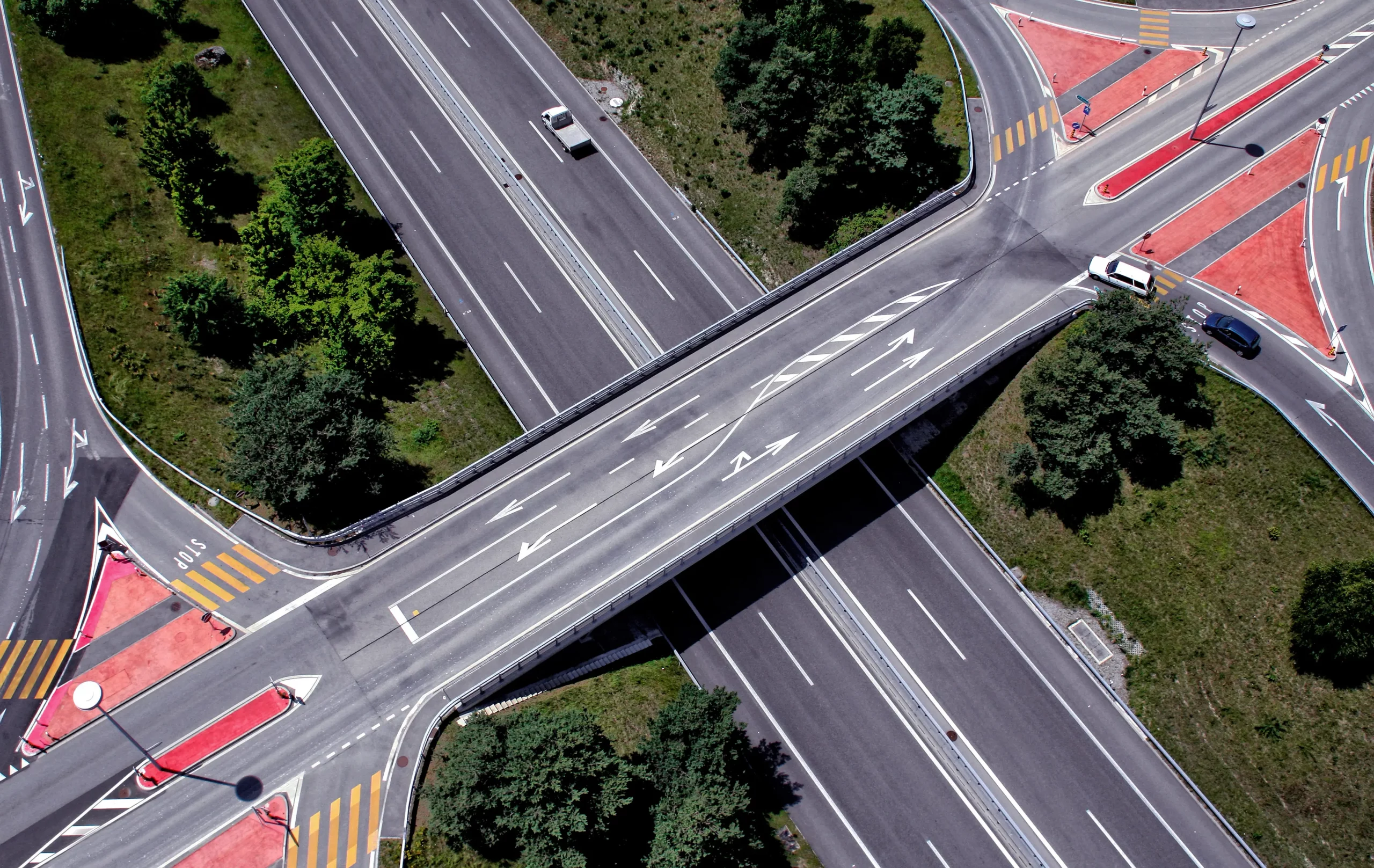 Aerial view of an overpass with intersecting roads and vehicles symbolizing the crossroads of pre and post-pandemic traffic trends.